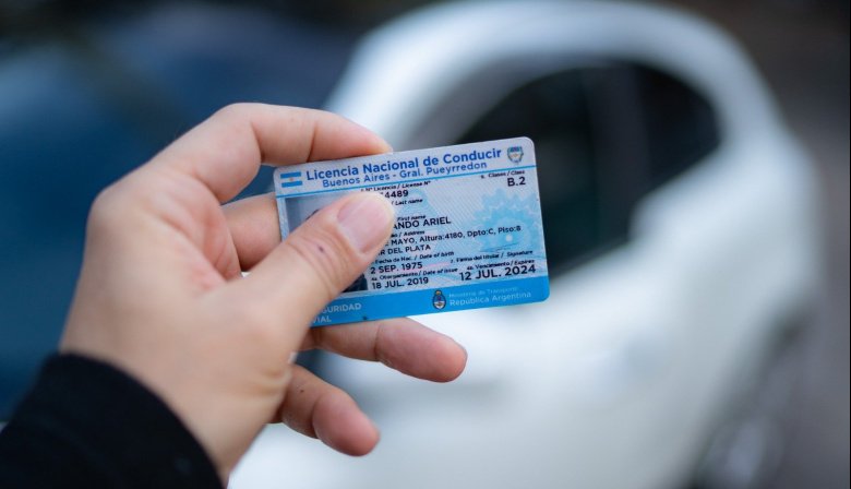 Detuvieron a diez personas por venta de licencias de conducir falsas en redes sociales