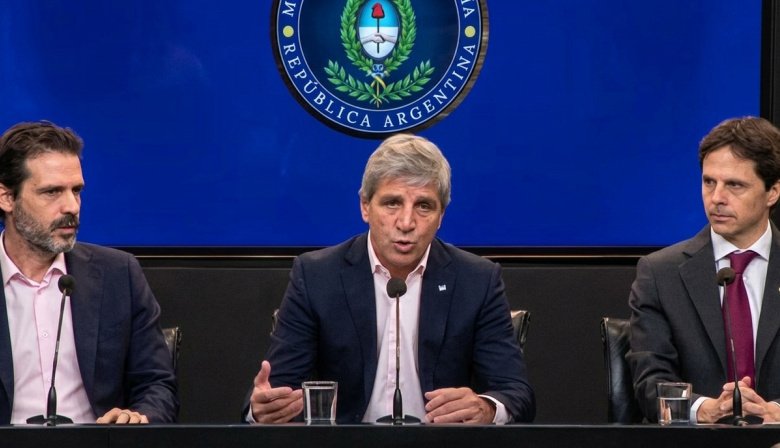 Caputo anunció un plan con fondos de ANSES para ampliar los créditos hipotecarios