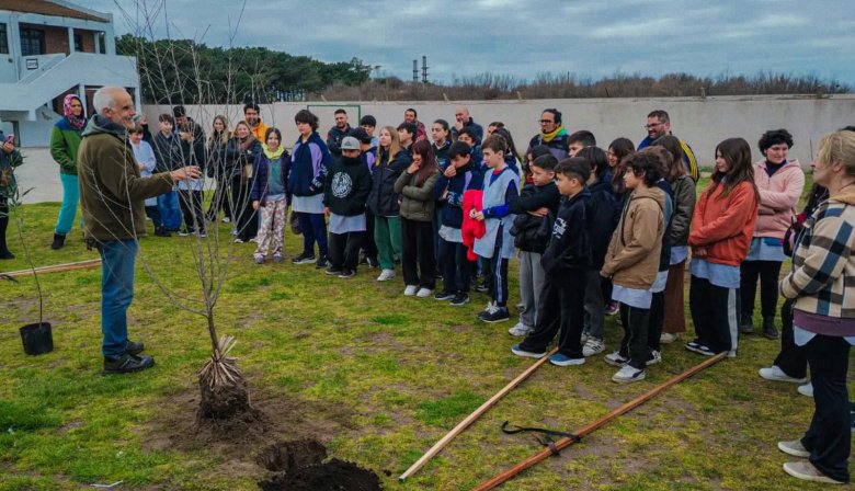 Más de 300 personas participaron de una jornada ambiental en la Escuela Nº 50 de Necochea