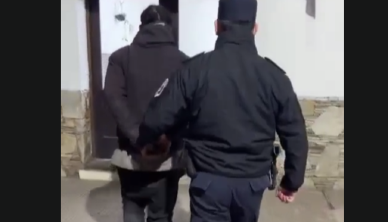 A punta de cuchillo, intentaron robar una moto y terminaron aprehendidos
