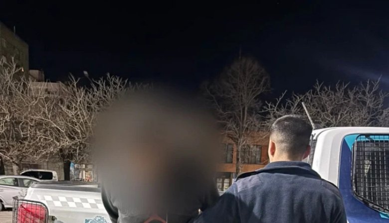 Detuvieron a dos sujetos que circulaban en una moto robada y portaban un 38