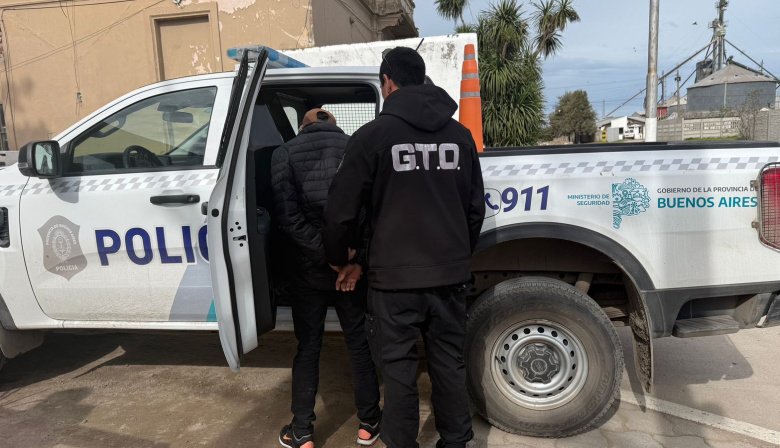 Detuvieron a un hombre acusado de golpear, amenazar con un arma y encerrar a su pareja