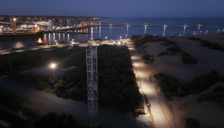 Puerto Quequén renovó su señalización marítima con una nueva torre de 35 metros
