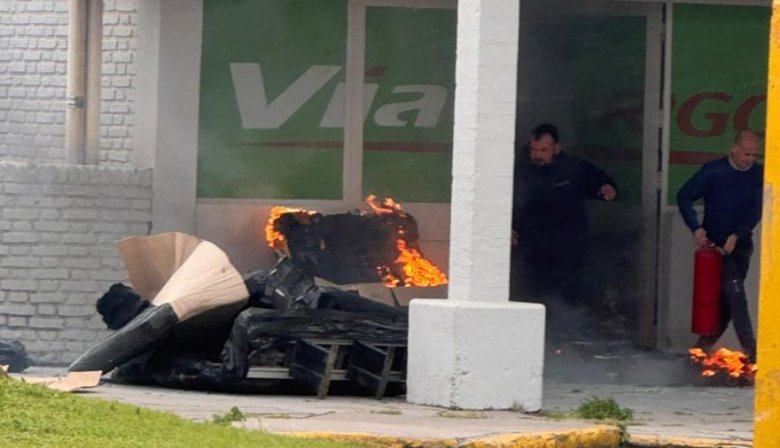 Incendio en la Terminal: Un sector de encomiendas ardió en llamas y un trabajador sufrió lesiones