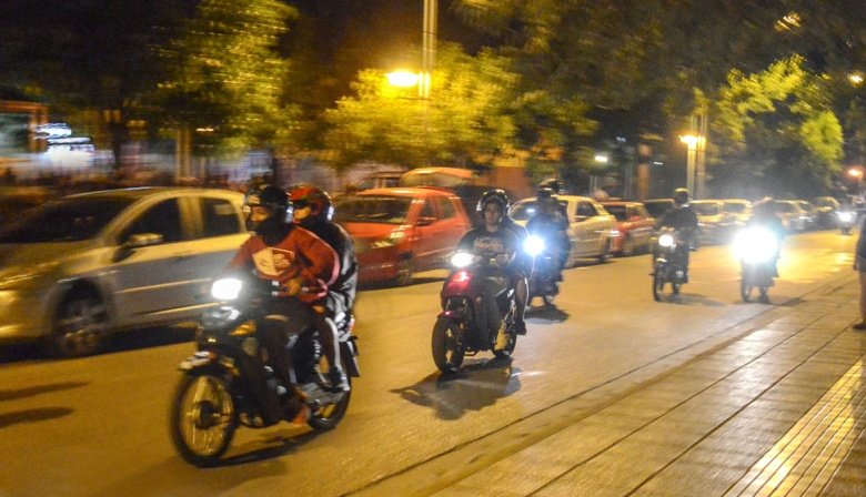 Escapes libres: El Senado bonaerense podría aprobar fuertes multas para motos y autos