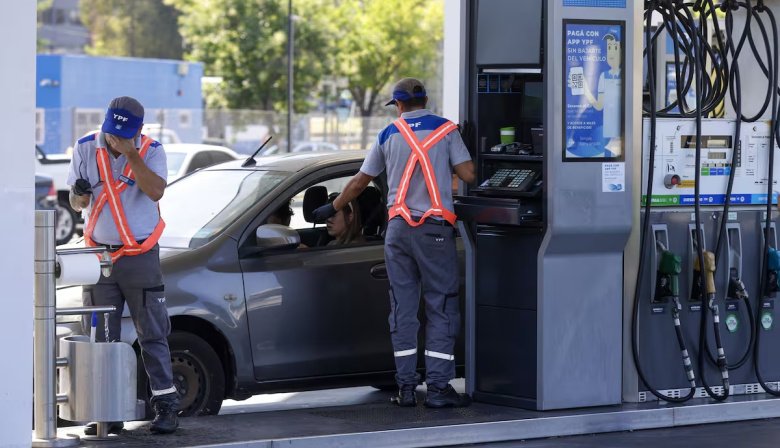 Más aumentos: YPF aplicará un aumento del 1% en las naftas y el gasoil desde este sábado