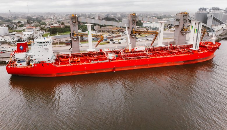 Puerto Quequén recibió al Santiago I, un buque pionero en propulsión eólica