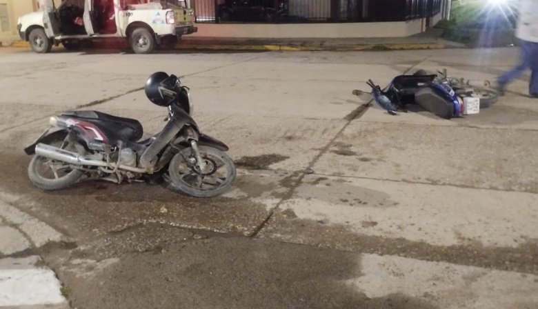 Dos hombres resultaron heridos tras un choque entre dos motos