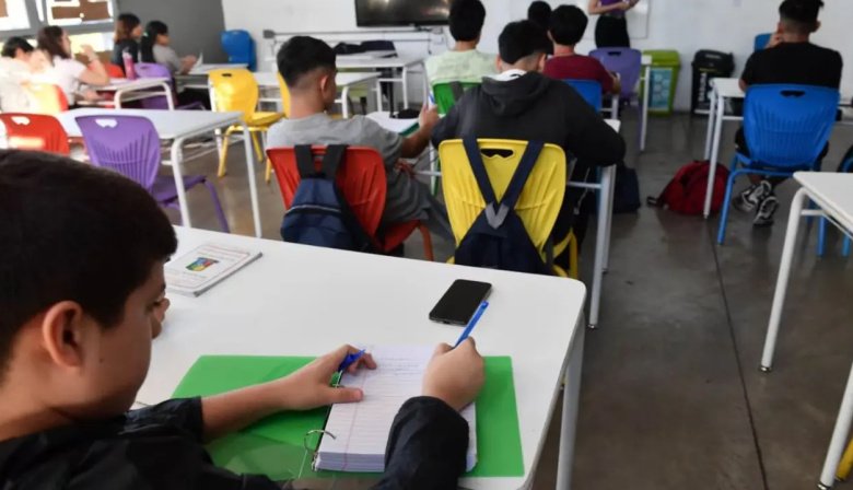 El Senado bonaerense aprobó un proyecto para regular los celulares en las escuelas secundarias