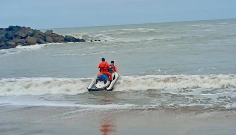 Miramar: Prefectura rescató a un kayakista que no podía regresar a la costa