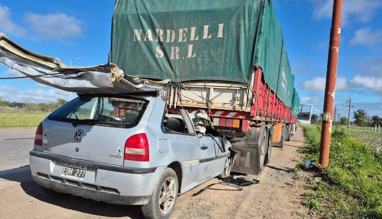 Un hombre quedó atrapado tras chocar contra un camión en la ruta 226