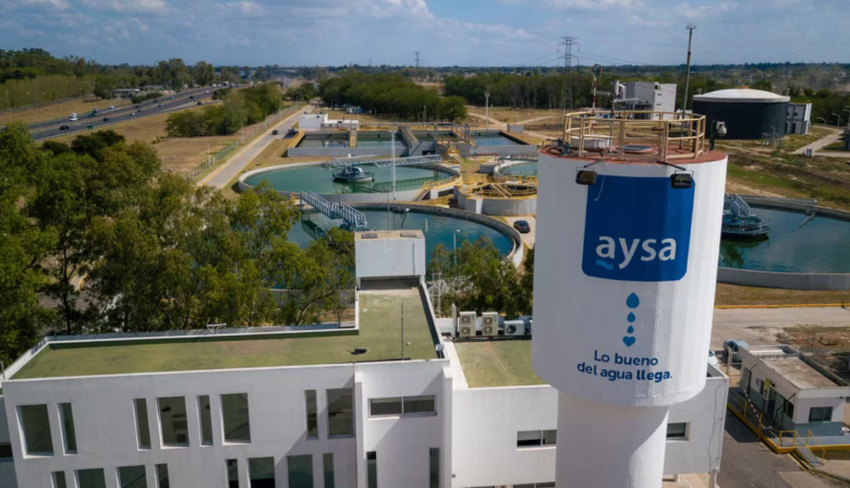 El Gobierno vendió el 90% de AySA por US$340 millones y la Provincia amenaza con frenar el traspaso