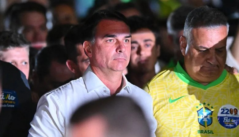 En medio de una disputa judicial, Flávio Bolsonaro pasó por la Argentina y voló hacia Miami