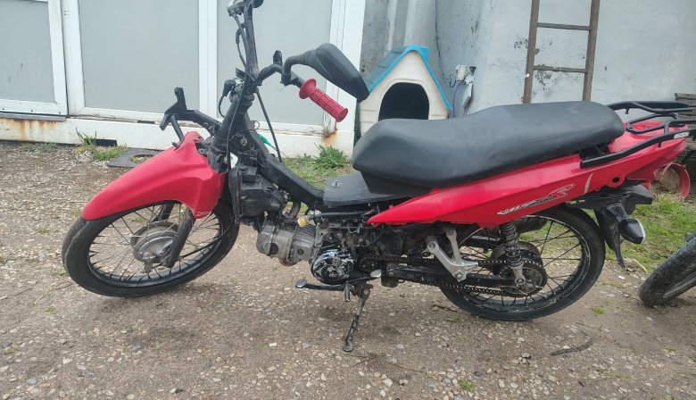 Quequén: Dos motos con pedido de secuestro chocaron contra una camioneta y fueron abandonadas