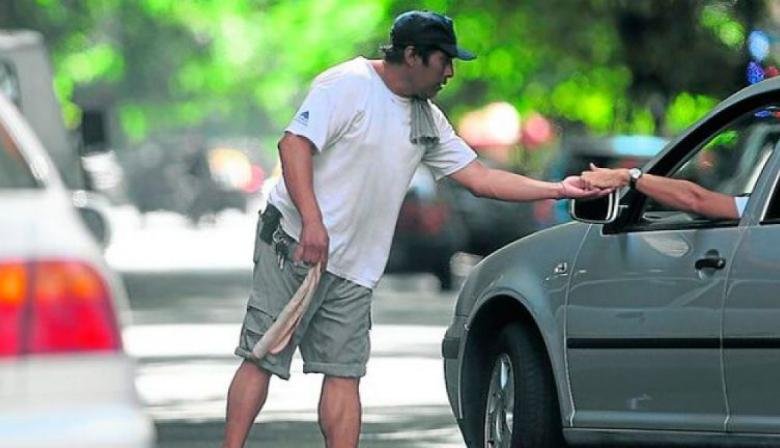 El Concejo Deliberante aprobó la prohibición de cuidacoches y limpiaparabrisas en Necochea y Quequén