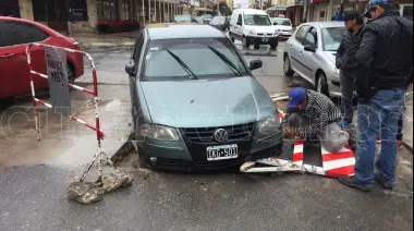 Martes 13: Se compró el auto y chocó contra una obra de reparación de calles