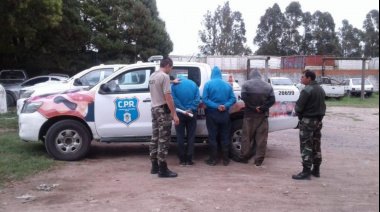 Operativos contra el abigeato: Tres jóvenes descartaron un rifle y los interceptó el CPR