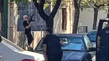 Santa Fe: Salió de su casa con un rifle automático, comenzó a disparar e hirió a tres personas