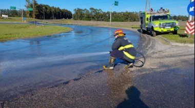 Volcó su carga un camión con miel en el ingreso a Necochea por Ruta 86 y Circunvalación