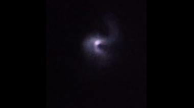 Video: Una extraña luz con forma de espiral en el cielo sorprendió un grupo de trabajadores en Puerto Quequén