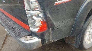Una vecina denunció que un caballo chocó contra su camioneta estacionada en su garaje