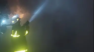 Bomberos apagaron un feroz incendio en una casa de Barrio Parque