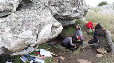 Arqueólogas necochenses excavaron un campamento prehistórico de 12.000 años de antigüedad en Lobería