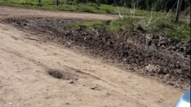 Un pozo en la calle causó un accidente, la Muni lo tapó y a los 3 días volvió a quedar como antes