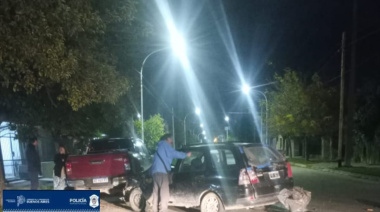 Un auto colisionó contra una camioneta estacionada en 26 y 89