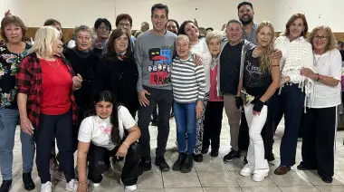 Comenzó la campaña 2025: El intendente Arturo Rojas y algunos de sus funcionarios bailaron con jubilados en Quequén