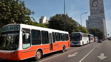 Sale de Necochea un caravana de micros para acompañar a CFK a entregarse en Comodoro Py