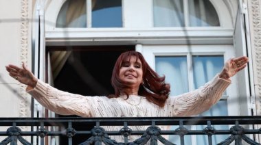 Domiciliaria y tobillera para CFK: Importante comitiva de Necochea ya está en la marcha para apoyar a la ex presidente