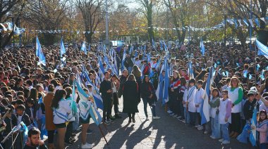 Acto por el Día de la Bandera: En Necochea juraron 1000 estudiantes y en CABA habrá "banderazo" en el balcón de Cristina