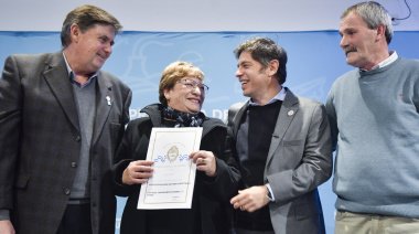 Kicillof en San Cayetano: Entrega de escrituras, patrulleros y aportes para obras clave
