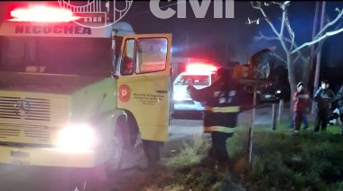 Incendio 81 y 84: Una mujer de 92 años fue rescatada por dos jóvenes que terminaron hospitalizados