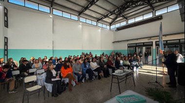 La primaria Nº 49 ahora se llama "Puerto Quequén" y en el Consorcio siguen apuntalando a las escuelas locales