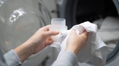 Cinco errores al usar jabón líquido que podrían dañar tu ropa
