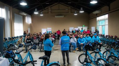 Acto en Puerto Quequén: Provincia otorgó pases de transporte a discapacitados y bicicletas a emprendedores y estudiantes