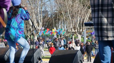 Aniversario de Quequén: Cierran los festejos con desfile y corte de torta en la plaza Hipólito Yrigoyen