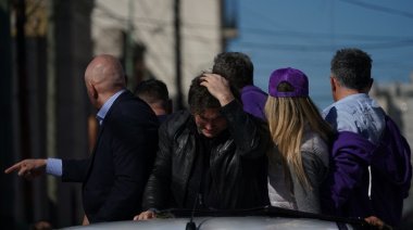 Atacaron a piedazos a Milei y su comitiva durante una recorrida por Lomas de Zamora: Tuvieron que huír del lugar