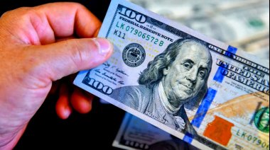 El Gobierno interivino y el dólar bajó $10: Analistas advierten que la estrategia afectará las reservas y el Riesgo País
