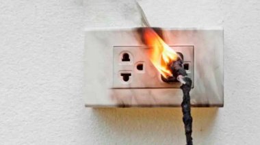 Atención con los enchufes: Si se ve así, cambialo para evitar un incendio