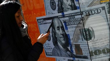 Economía caliente: El dólar cerró a $1450, el Riesgo País en 1200 puntos y cayeron los bonos en Wall Street
