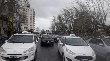 Remiseros y taxistas reclamaron mayor seguridad frente a la Comisaría Primera