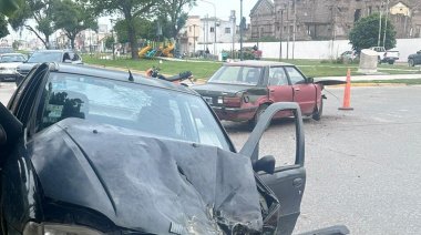 Fuerte accidente en 59 y 18: Tres vehículos involucrados