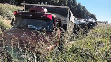 Despiste en Ruta 228: Un camionero volcó y salió ileso