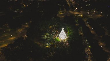 La Muni inauguró su arbol navideño gigante en la plaza Dardo Rocha