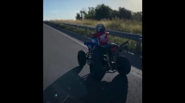 Le quitaron la licencia de conducir por hacer que su hijo de 5 años maneje un cuatri en la ruta
