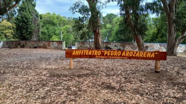 Usan los árboles caídos para hacer cartelería sustentable en el Parque de Necochea