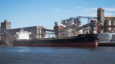 Cada vez más buques salen a carga completa de Puerto Quequén